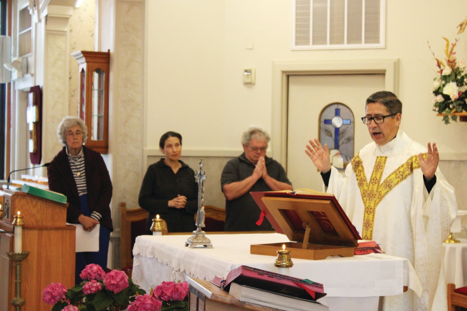 On Saturday, April 29, the Shrine of the Little Flower celebrated the 100th Anniversary of the Beatification of St. Thérèse of Lisieux. The day’s devotions included bilingual (English / Spanish) Mass, followed by an outdoor procession with the saint’s relic, and luncheon. The Shrine’s museum also offered tours for visitors.